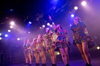 アップアップガールズ（仮）によるライブの様子。