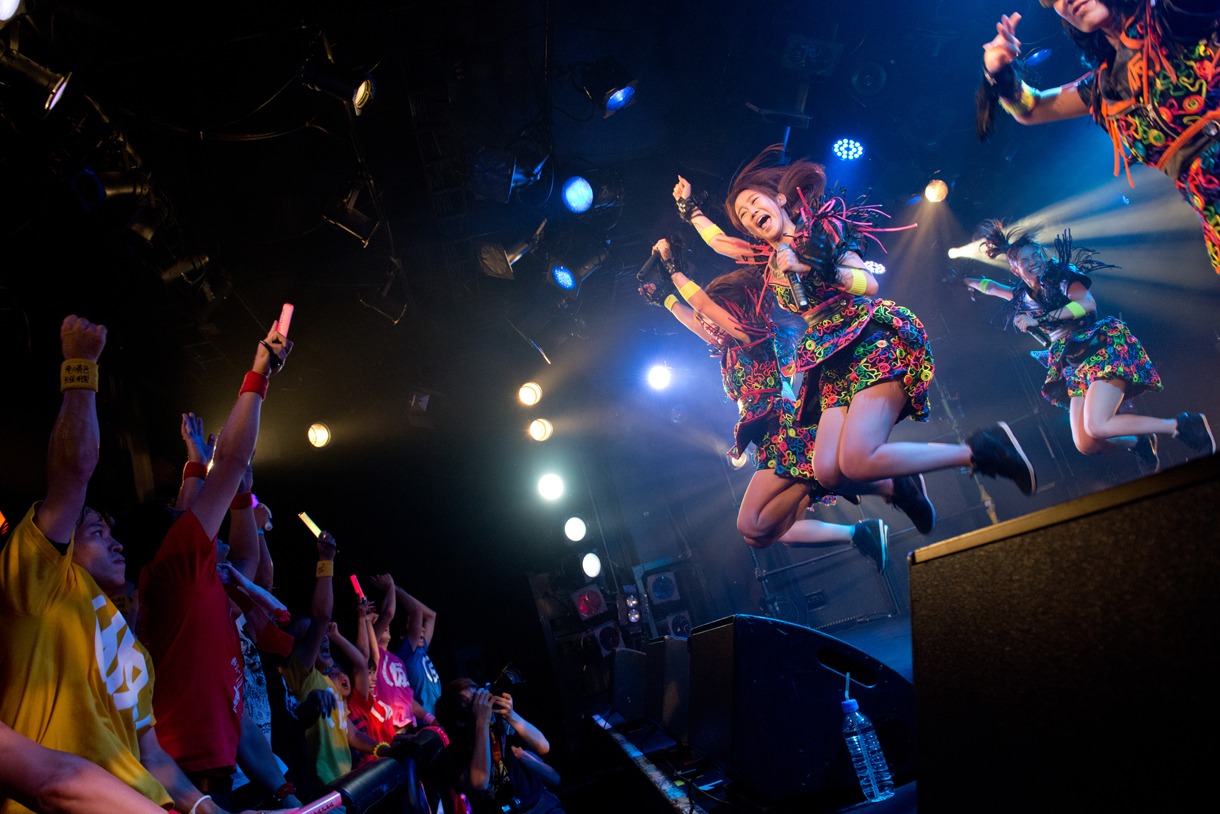 アップアップガールズ（仮）によるライブの様子。