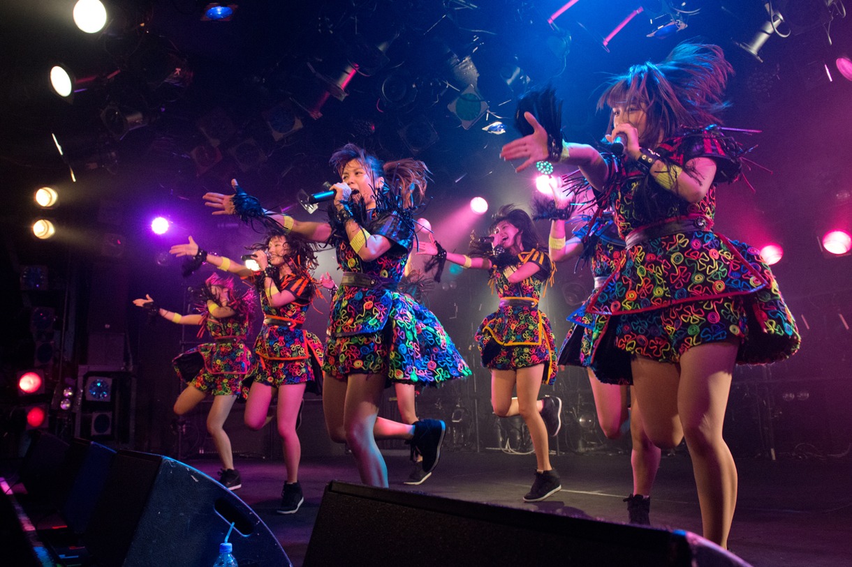 アップアップガールズ（仮）によるライブの様子。