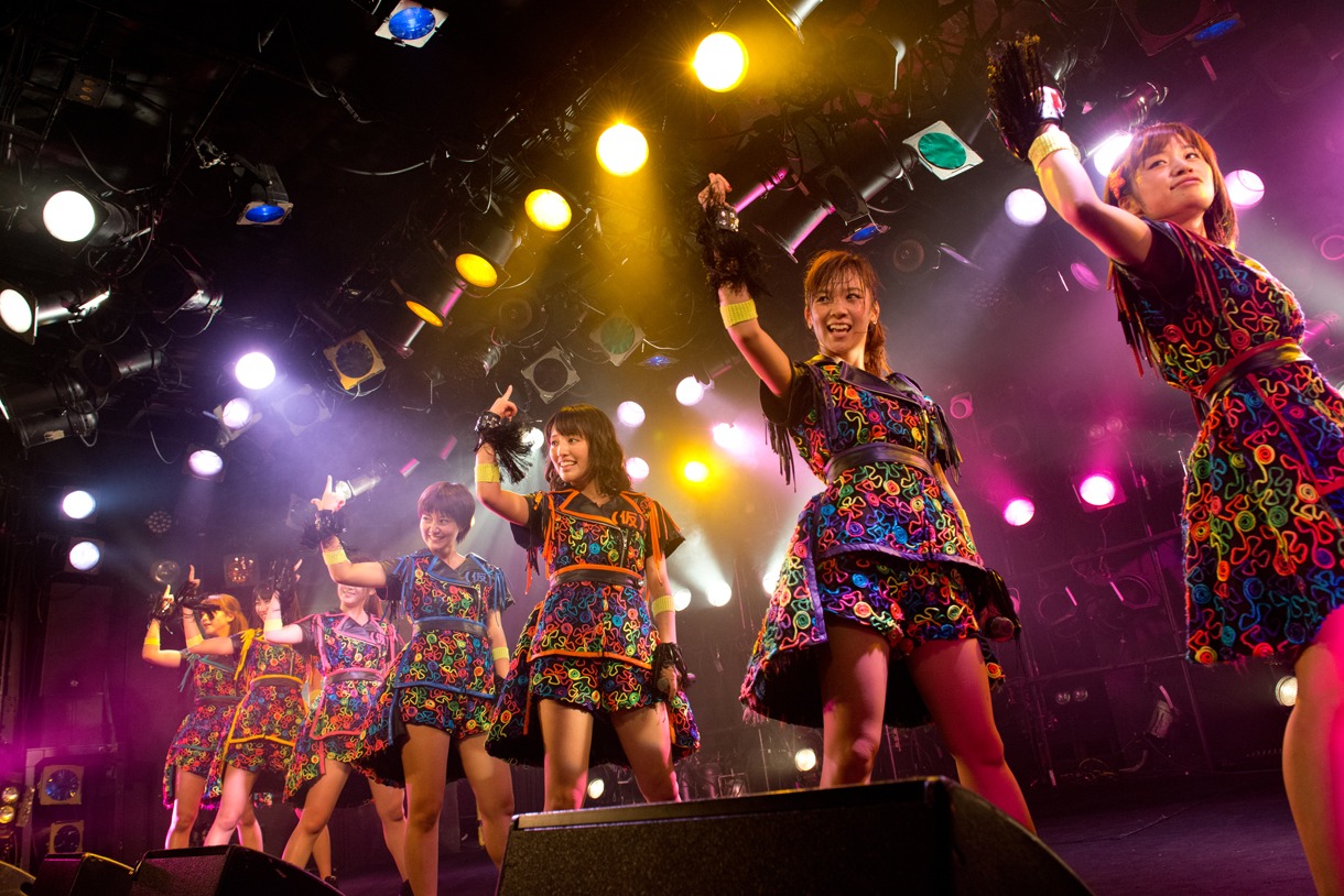 アップアップガールズ（仮）によるライブの様子。