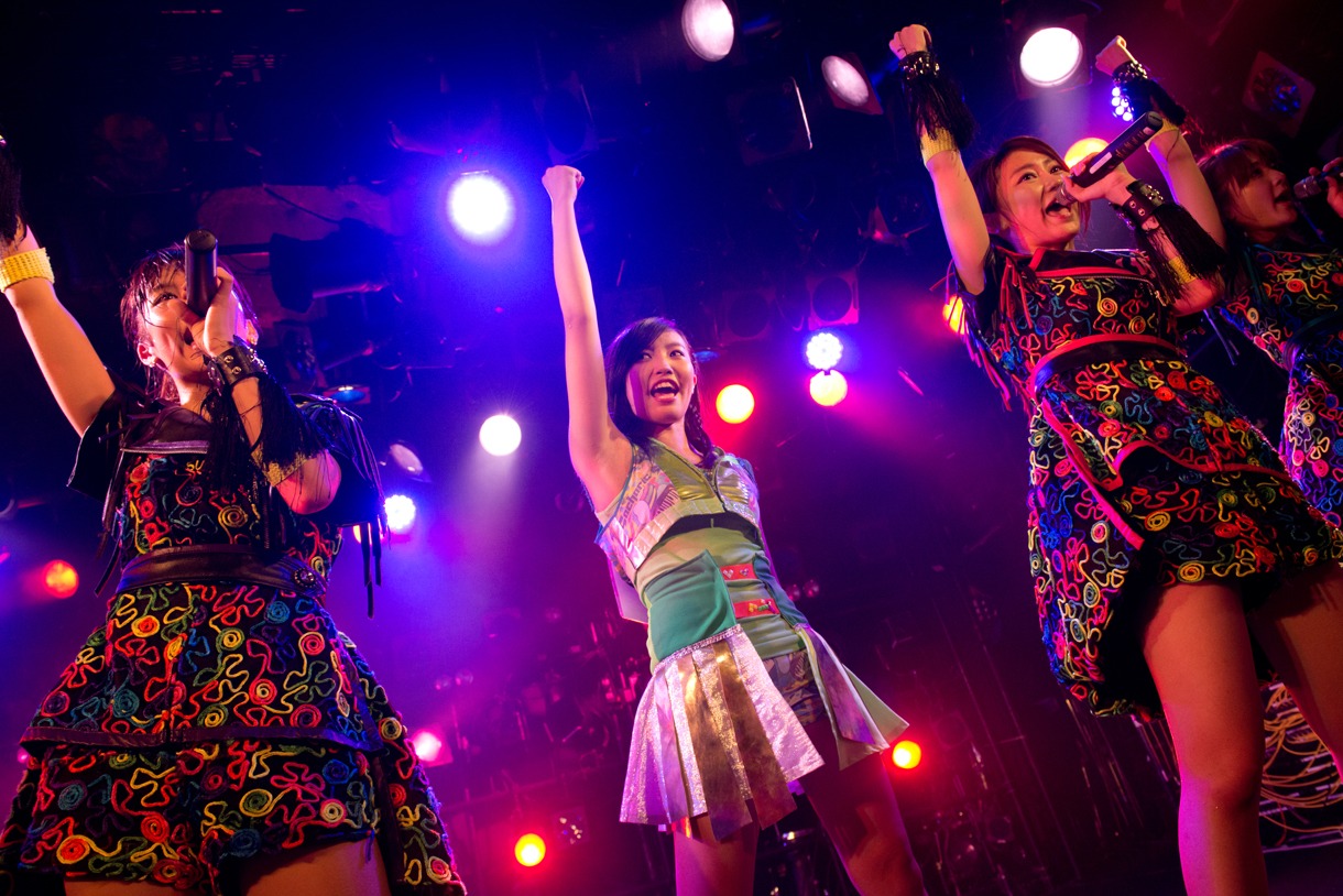 アップアップガールズ（仮）とGacharic Spinのパフォーマー1号 まい、2号ありさによる「全力！Pump Up!!」コラボの様子。