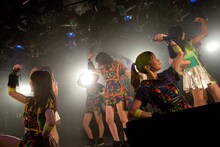 アップアップガールズ（仮）とGacharic Spinのパフォーマー1号 まい、2号ありさによる「全力！Pump Up!!」コラボの様子。