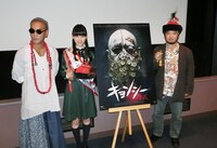 左からジュノ・マック、堀未央奈、清水崇。