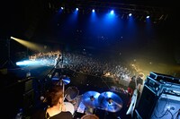 10-FEET。写真は9月9日に東京・TSUTAYA O-EASTで実施された「カオスの百年 Vol.10」3日目の様子。 （撮影：橋本塁[SOUND SHOOTER]）