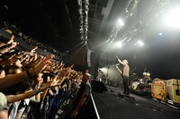 ACIDMAN。写真は9月9日に東京・TSUTAYA O-EASTで実施された「カオスの百年 Vol.10」3日目の様子。 （撮影：橋本塁[SOUND SHOOTER]）