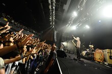 ACIDMAN。写真は9月9日に東京・TSUTAYA O-EASTで実施された「カオスの百年 Vol.10」3日目の様子。 （撮影：橋本塁[SOUND SHOOTER]）