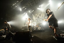 9mm Parabellum Bullet。写真は9月9日に東京・TSUTAYA O-EASTで実施された「カオスの百年 Vol.10」3日目の様子。 （撮影：橋本塁[SOUND SHOOTER]）