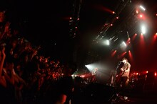 10-FEET。写真は9月9日に東京・TSUTAYA O-EASTで実施された「カオスの百年 Vol.10」3日目の様子。 （撮影：橋本塁[SOUND SHOOTER]）