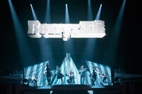 ファンファーレに乗せてゆっくり登場するBerryz工房。