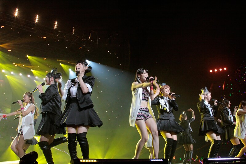 Berryz工房と℃-ute（「Berryz工房デビュー10周年記念スッペシャルコンサート2014 Thank you ベリキュー！in 日本武道館［後編］」の様子）。