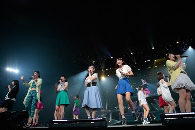 ℃-uteとBerryz工房（「℃-ute（910）の日スペシャルコンサート2014 Thank you ベリキュー！in 日本武道館［前編］の様子）。