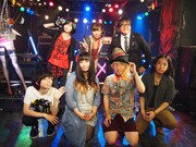 写真前列がWHITE ASH。後列左より藤岡みなみ、中村愛、カンニング竹山。