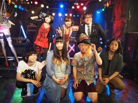 写真前列がWHITE ASH。後列左より藤岡みなみ、中村愛、カンニング竹山。