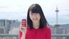 アサヒ飲料「ワンダ モーニングショット“おはよう編”」CMでの横山由依。