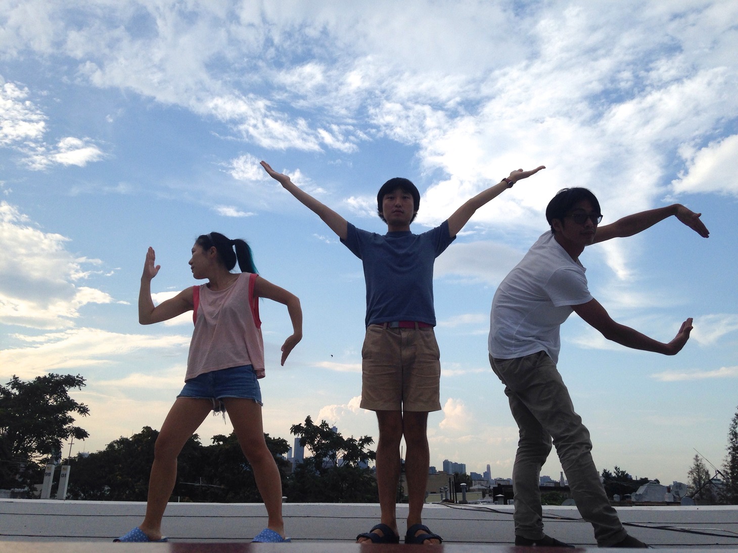 アメリカ・ニューヨークで撮られた1枚。左からサトミ・マツザキ（Deerhoof）、蓮沼執太、江口悟。