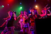 アップアップガールズ（仮）によるライブの様子。