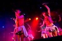 アップアップガールズ（仮）によるライブの様子。