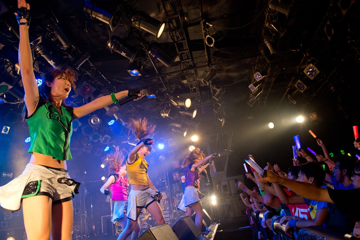 アップアップガールズ（仮）によるライブの様子。
