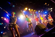 アップアップガールズ（仮）によるライブの様子。