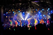 アップアップガールズ（仮）によるライブの様子。