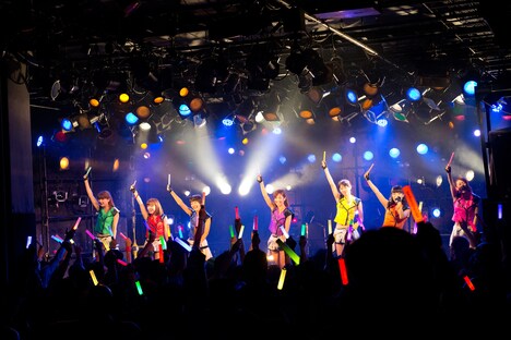 アップアップガールズ（仮）によるライブの様子。