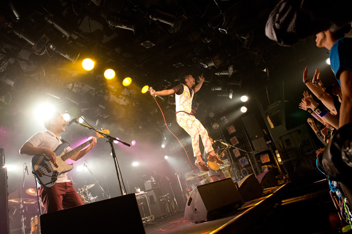 THE イナズマ戦隊によるライブの様子。