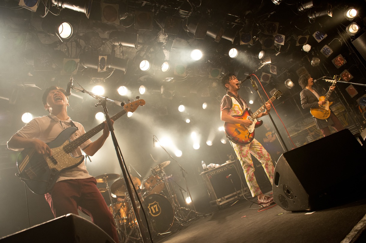 THE イナズマ戦隊によるライブの様子。