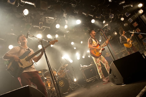 THE イナズマ戦隊によるライブの様子。