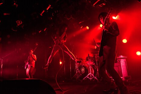 THE イナズマ戦隊によるライブの様子。