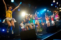 THE イナズマ戦隊とアップアップガールズ（仮）による「Ban ＆ An ～バカ万歳アホ万歳～」コラボの様子。