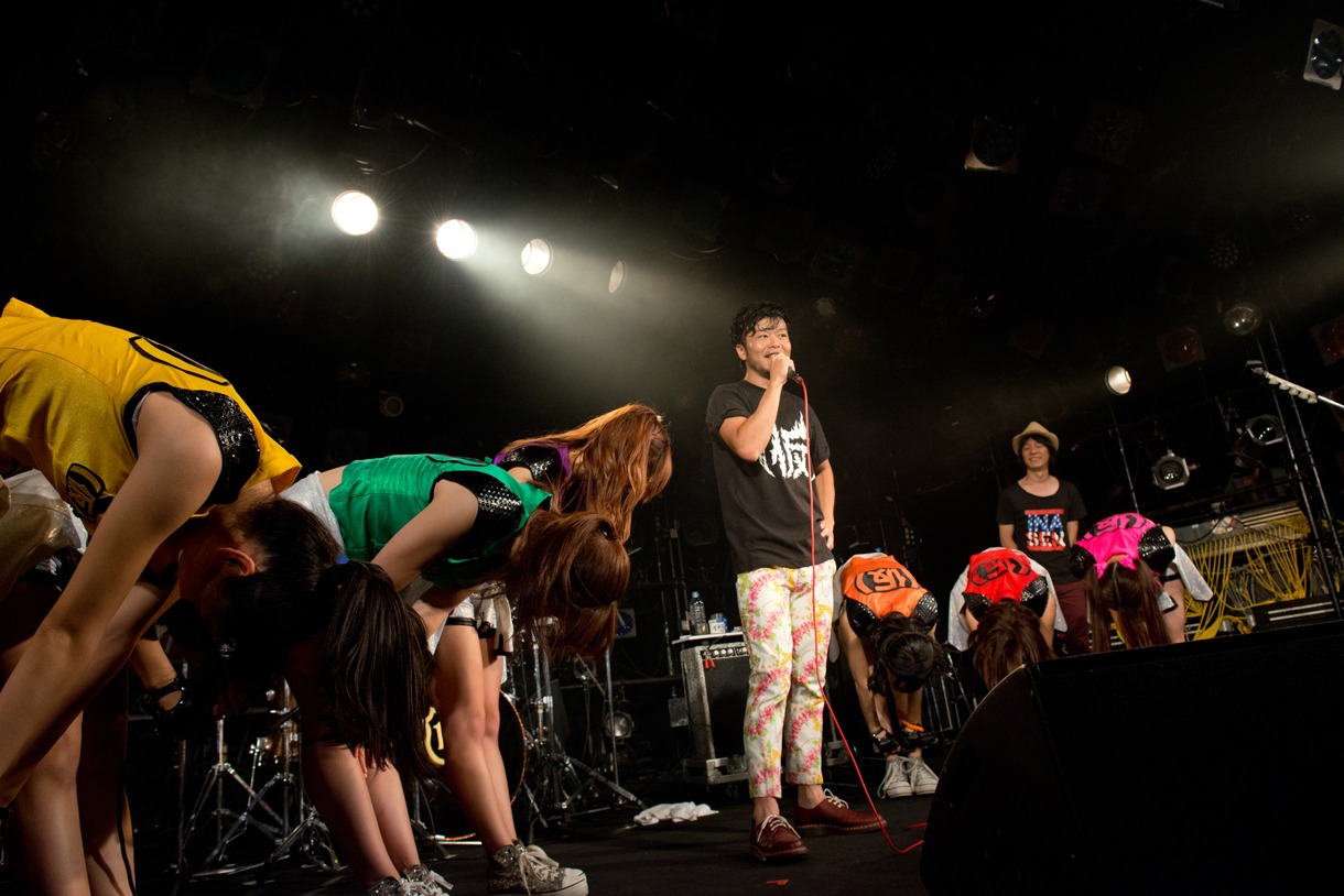 上中丈弥に楽曲制作をお願いするアップアップガールズ（仮）。