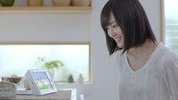 Panasonic、エコソリューションズのCM「リフォーム太陽光編」のワンシーン。