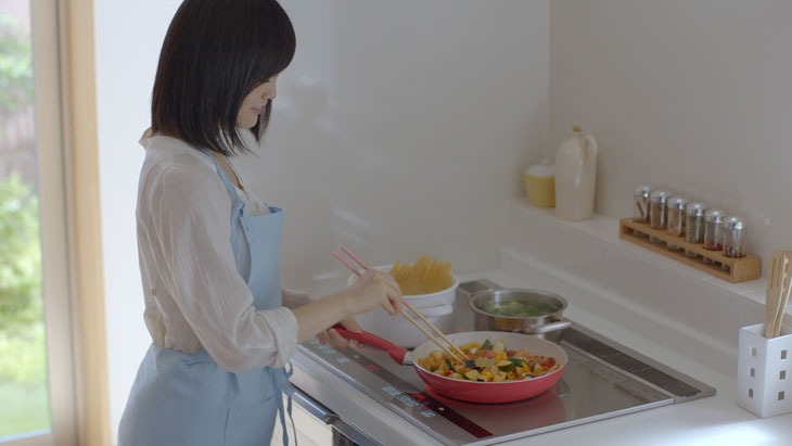 Panasonic、エコソリューションズのCM「リフォーム太陽光編」のワンシーン。