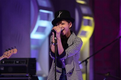 「LOVE EVOLUTION」を披露する西内まりや。 (c)フジテレビ