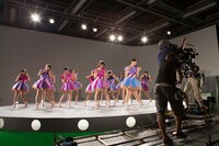 「控えめI love you！」ビデオクリップ撮影時の様子。(c)AKS