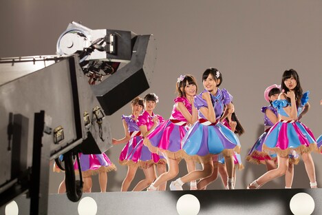 「控えめI love you！」ビデオクリップ撮影時の様子。(c)AKS