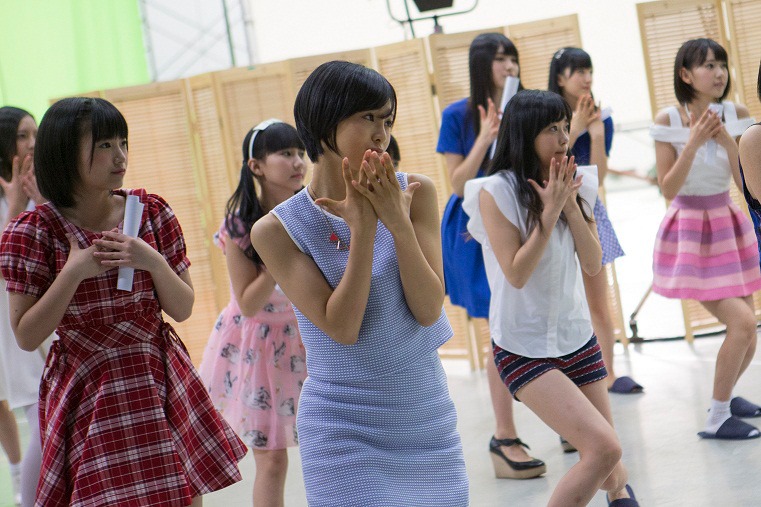 「控えめI love you！」ビデオクリップ撮影時の様子。(c)AKS