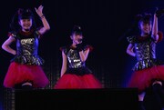 BABYMETAL「BABYMETAL WORLD TOUR 2014」千葉・幕張メッセイベントホール公演1日目の様子。（Photo by Miyaaki Shingo）