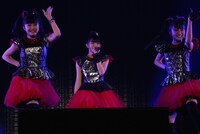 BABYMETAL「BABYMETAL WORLD TOUR 2014」千葉・幕張メッセイベントホール公演1日目の様子。（Photo by Miyaaki Shingo）