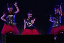 BABYMETAL「BABYMETAL WORLD TOUR 2014」千葉・幕張メッセイベントホール公演1日目の様子。（Photo by Miyaaki Shingo）