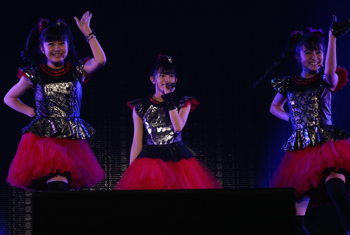 BABYMETAL「BABYMETAL WORLD TOUR 2014」千葉・幕張メッセイベントホール公演1日目の様子。（Photo by Miyaaki Shingo）
