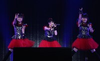 BABYMETAL「BABYMETAL WORLD TOUR 2014」千葉・幕張メッセイベントホール公演1日目の様子。（Photo by Miyaaki Shingo）