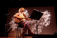 「ずっと。」をギター弾き語りで披露する青山テルマ。