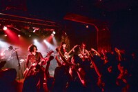 「Drop's『HELLO』TOUR 2014」でのライブの様子。（撮影：河上良）