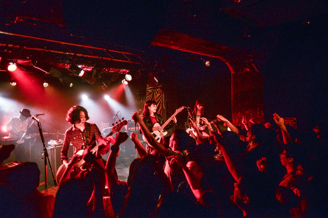 「Drop's『HELLO』TOUR 2014」でのライブの様子。（撮影：河上良）