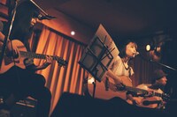 ti-ti.uuと新山詩織による「午後3時」セッションの様子。（撮影：西槇太一）