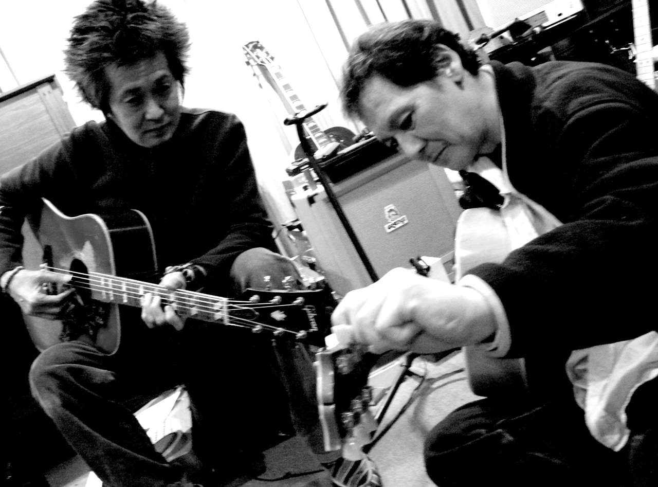 忌野清志郎プロデュースの藤井裕ソロアルバム「フジーユー」制作時の模様。左から忌野清志郎、藤井裕。