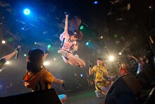 アップアップガールズ（仮）によるライブの様子。