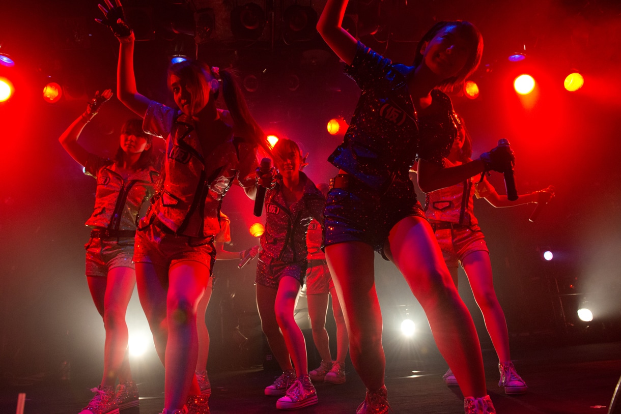 アップアップガールズ（仮）によるライブの様子。