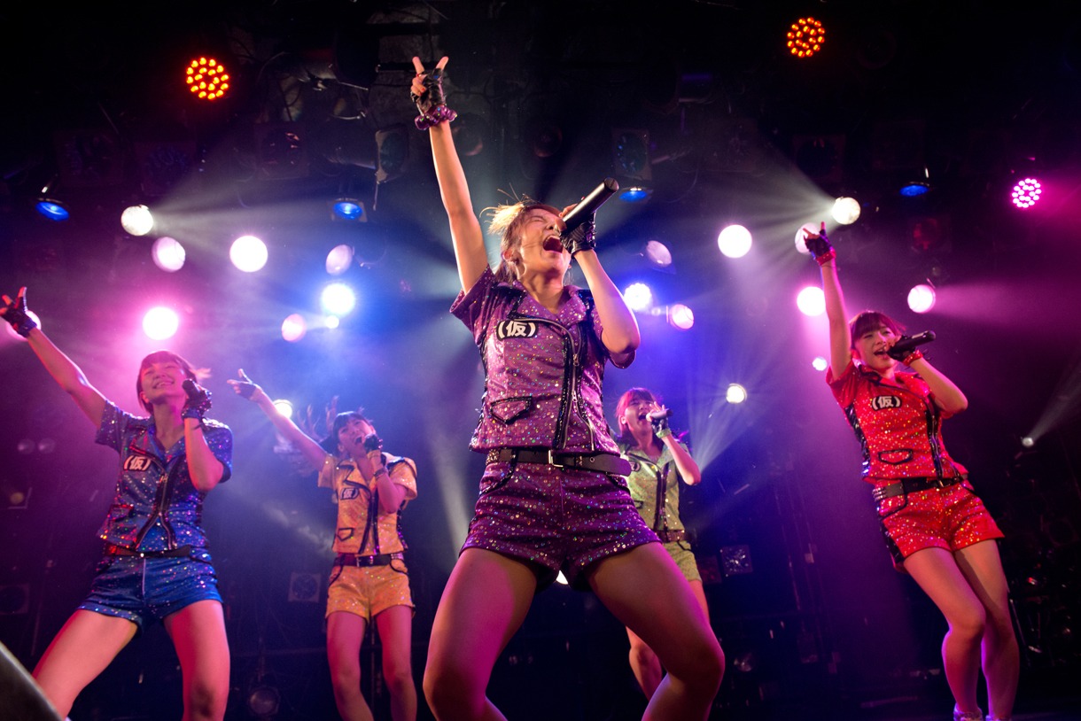 アップアップガールズ（仮）によるライブの様子。